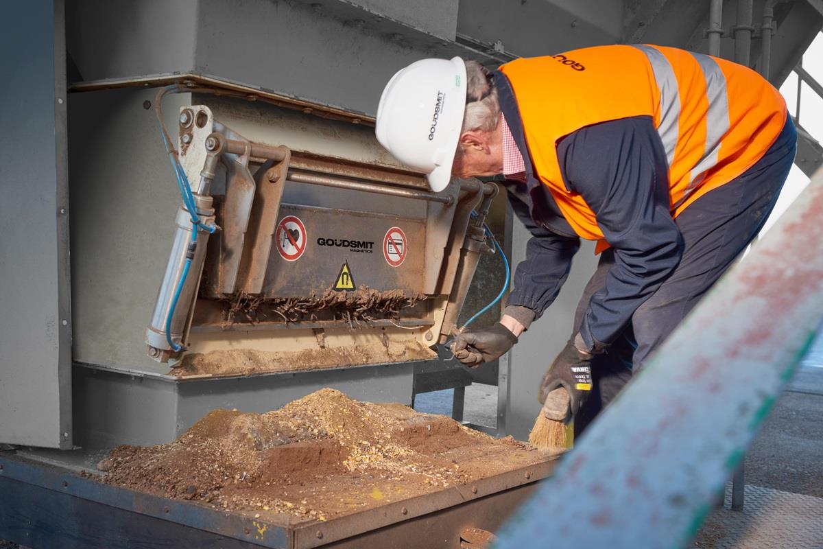 Automatic external pole magnet for feed and bulk goods - Goudsmit Magnetics